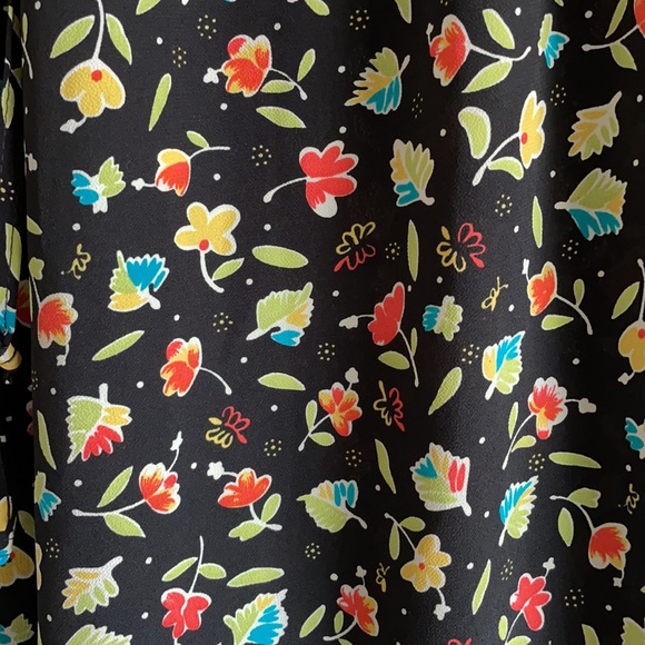 Colorful Floral & Black Cropped Pants - Picture 2 of 7